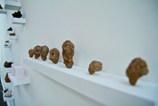 Andrea Caretto / Raffaella Spagna, Corpo Esteso, 2013, Installation, technique mixte (morceaux de gypse brut, déchets plastiques, plâtres, pierres collectées), dimensions variables