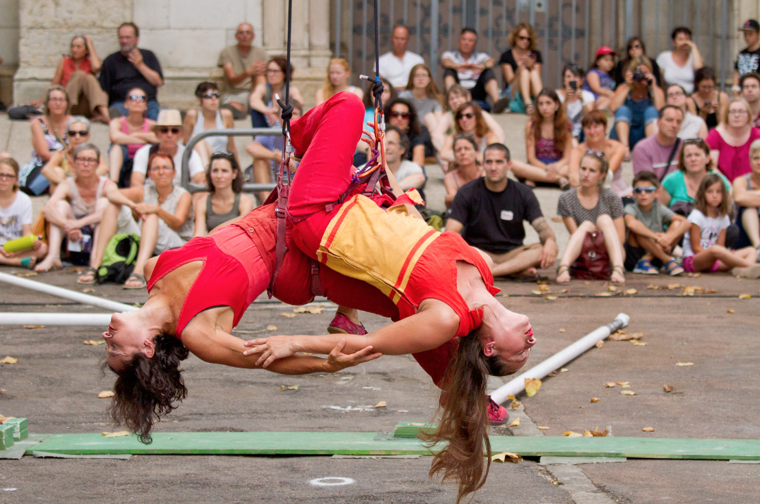 Spectacle Voluminosité par la compagnie de danse verticale Rotouramont au Château de Brandy-les-Tours